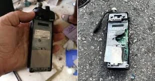 Saldırı sonrası hasar görmüş el telsizleri